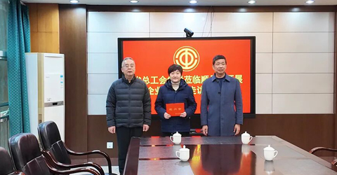 兩名女工患病，省上縣里都來慰問一一虹潤三重保障體系筑就員工幸福家