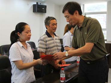 省總工會(huì)黨組書記、副主席陳震一行到順昌虹潤精密儀器有限公司慰問困難職工